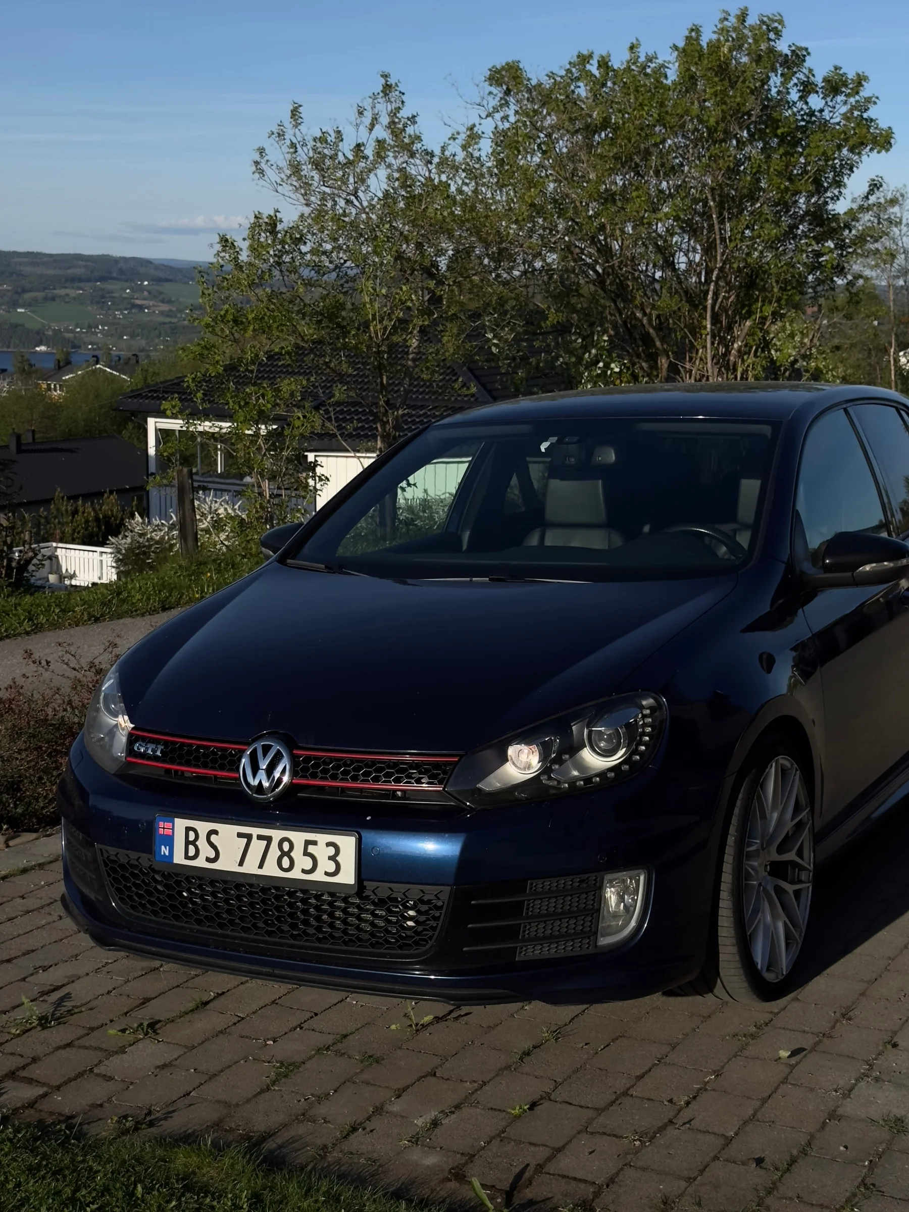 Chrome front VW emblem installed