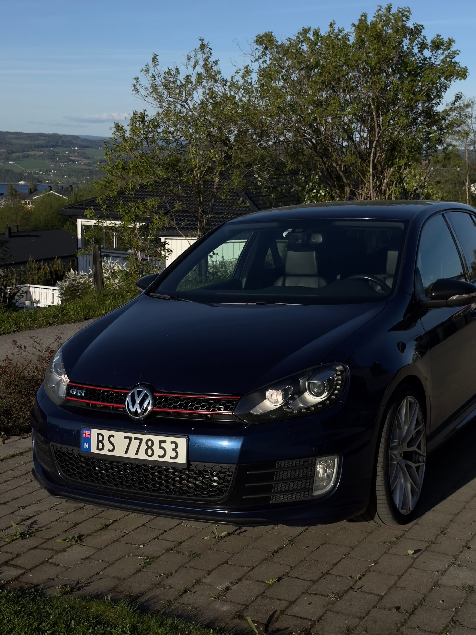 Chrome front VW emblem installed